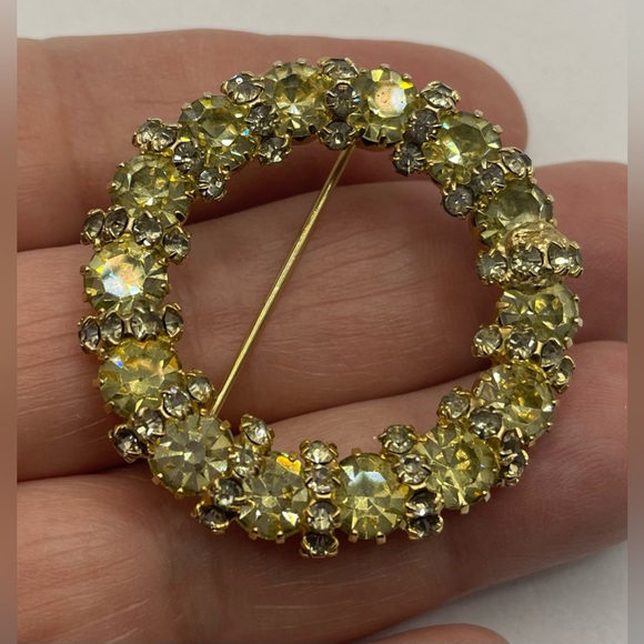 Vintage Light Green and Clear Faceted Crystal Rhinestone Wreath Brooch Pin - Picture 5 of 6